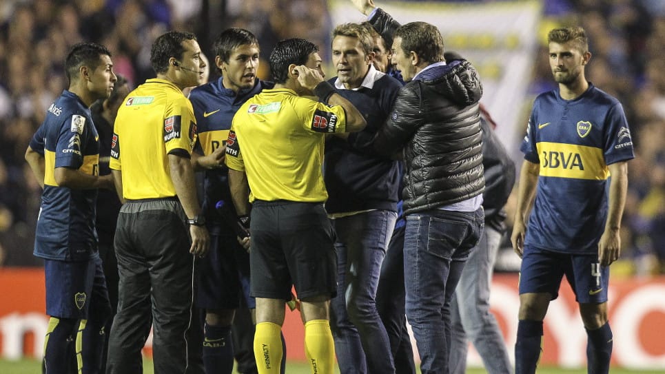 El partido de vuelta del superclásico argentino que había ganado River 1-0 en la ida fue suspendido. Foto EFE