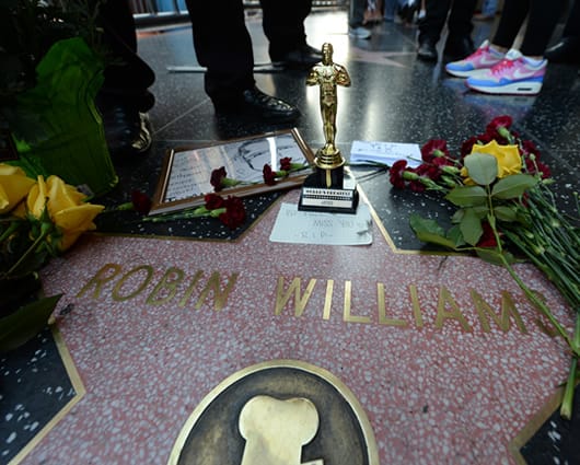 Seguidores del actor Robin Williams visitan su estrella en el Paseo de la Fama de Hollywood. Foto: AFP.