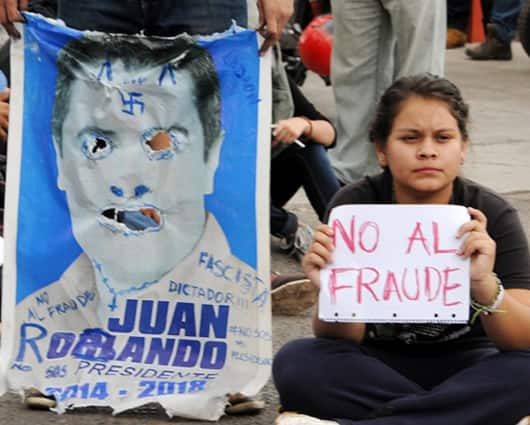 Cientos de jóvenes protestaron por el resultado de las elecciones. Foto: AFP