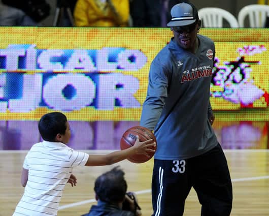 Algunos aficionados desafiaron el cerco de seguridad y lograron tocar al jugador. Foto: EFE