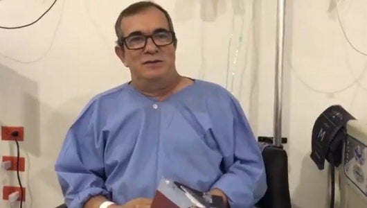 Foto: Rodrigo Londoño 'Timochenko' antes de ingresar a cirugía en la Clínica Shaio de Bogotá / @TimoFarc - NoticiasRCN.com