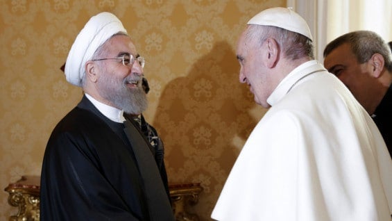 Rohani y el papa Francisco. Foto: AFP
