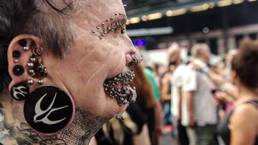 El alemán Rolf Buchholz ostenta el título del hombre con más piercings del mundo. Foto: AFP.