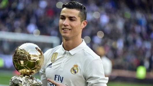 Cristiano Ronaldo con el Balón de Oro. Foto Agencia AFP