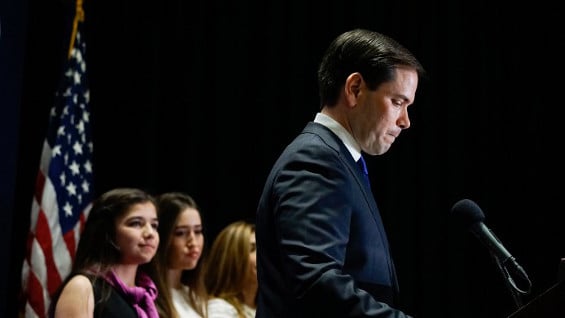 El candidato republicano, anunció la decisión de alejarse de la contienda electoral en medio de los aplausos de sus simpatizantes. AFP