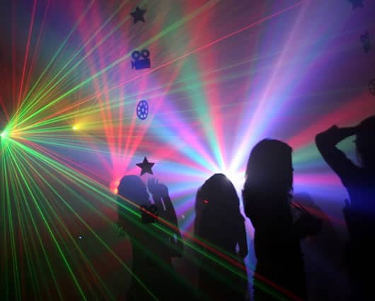 Son 540 establecimientos los cobijados con la medida de rumba extendida. Foto: AFP.