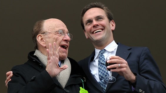 James Murdoch y su padre, el magnate australiano Rupert Murdoch. Foto: AFP.