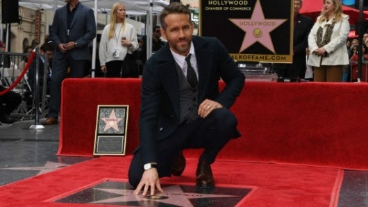 Ryan Reynolds posando junto a la estrella en el Paseo de la Fama de Hollywood que le fue otorgada este jueves. Foto: AFP.