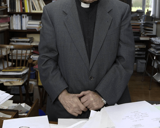 El sacerdote deberá pagar la mitad del dinero. Foto: AFP.