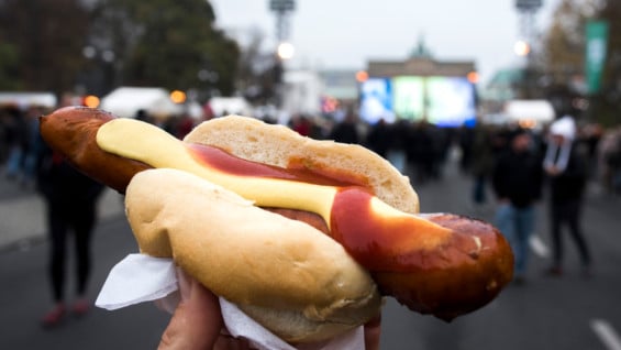 Salchicha ofrecida por el gobierno alemán en el aniversario de la caída del muro de Berlín. Foto: AFP