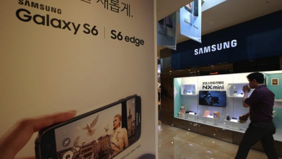 El Galaxy S6 no ha logrado imponerse al iPohne 6 de Apple. Foto: EFE