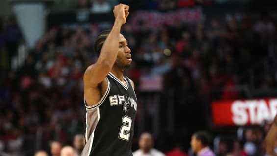 De nuevo la combinación del alero Kawhi Leonard (foto) y el ala-pívot LaMarcus Aldridge anotaron 22 puntos cada uno y encabezaron el ataque de los Spurs. Foto Agencia AFP