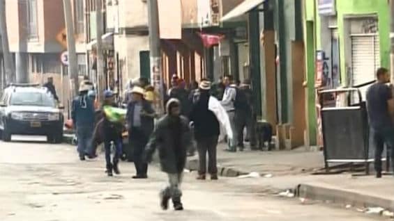 Mientras se normaliza la situación en el barrio San Bernardo, la Policía mantiene operativos y requisas varias veces al día. Foto Noticias RCN