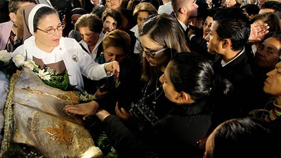 La reliquia de San Juan Pablo II fue guardada luego de su última hospitalización en el año de su muerte. Foto: EFE.