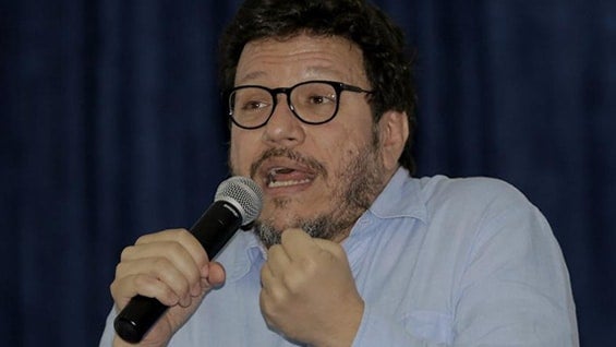 El escritor colombiano Santiago Gamboa, autor de "El cerco de Bogotá" y "Necrópolis", durante un conservatorio sobre construcción de paz. Foto: EFE.