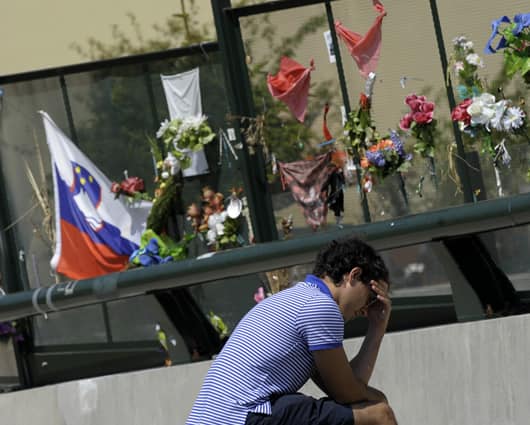 Familiares de las víctimas han llegado hasta el lugar del accidente para dejar flores y recordar a sus seres queridos. Foto: AFP.