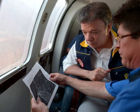 El presidente Santos sobrevoló la zona afectada por el incendio en la Sierra Nevada de Santa Marta. Foto: oficial.