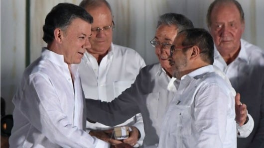 El presidente Juan Manuel Santos y el jefe de las Farc, 'Timochenko', durante la firma del acuerdo de paz el pasado 26 de septiembre en Cartagena. Foto: AFP.