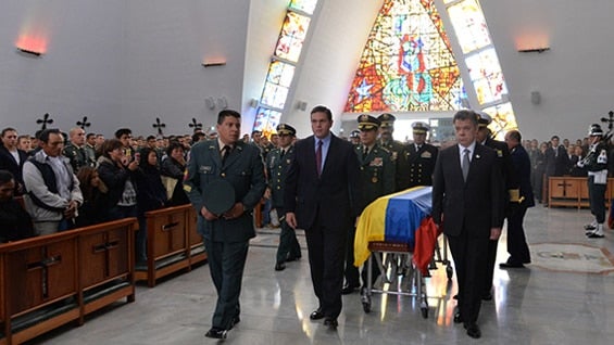 El presidente Juan Manuel Santos y el ministro de Defensa, Juan Carlos Pinzón, en las honras fúnebres de uno de los militares caídos en Cauca. Foto: SIG.
