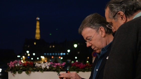 Acompañado por el Embajador de Colombia en Francia, Federico Renjifo, el Presidente Juan Manuel Santos preparó este domingo la agenda de actividades de este lunes. Foto: Presidencia