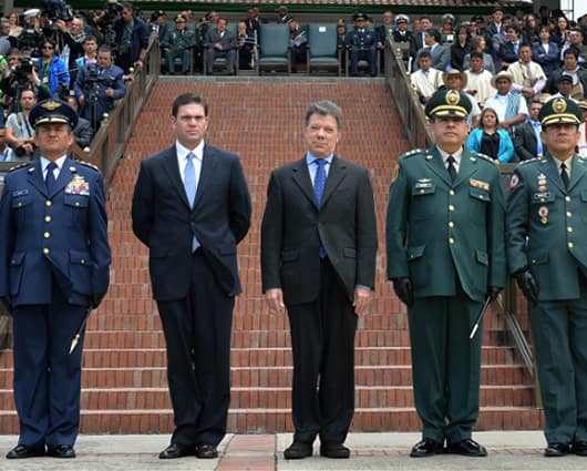 El presidente Juan Manuel Santos y el ministro de Defensa, Juan Carlos Pinzón, durante la transmisión de mando de la cúpula militar. Foto: Oficial.