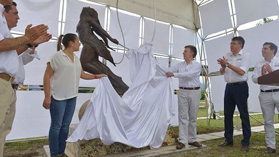 escubrió una escultura del maestro Enrique Saldaña que representa a Omaira. Foto: Oficial.