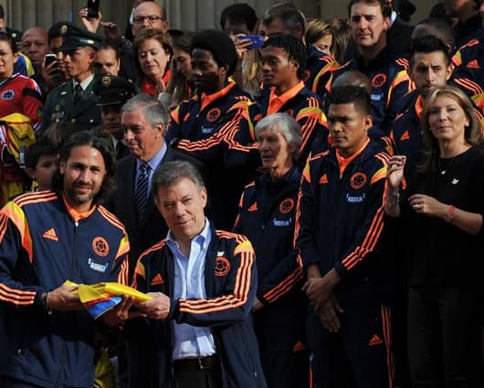 El presidente Santos junto a los jugadores de la selección. Foto: AFP