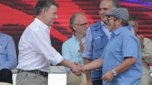 El expresidente Juan Manuel Santos y ‘Timochenko’, exmáximo jefe de las Farc. Foto: AFP