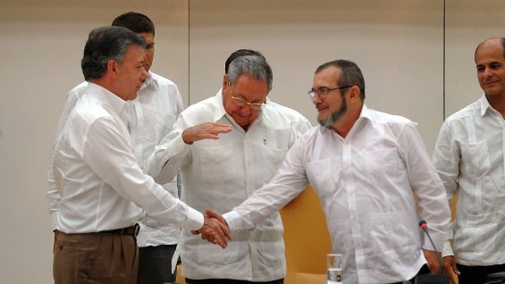 Sectores políticos consideran que el premio no puede ser entregado sin haber firmado la paz. Foto: AFP.