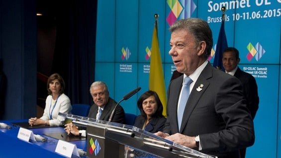 El presidente Juan Manuel Santos tras rubricar junto a Perú el acuerdo de exención de visados para viajes de corta estancia de los colombianos y peruanos a la UE. Foto: EFE.