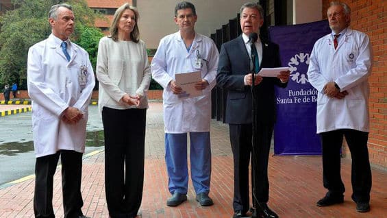 El presidente Juan Manuel Santos, se esposa, María Clemencia Rodríguez, y su equipo médico. Foto: EFE