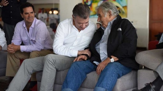 El presidente Juan Manuel Santos presenció la entrega de armas por televisión. Foto: Oficial