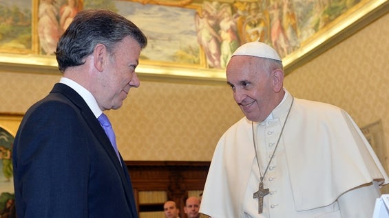 “Lo que pueda hacer, cuente con nosotros”, le expresó el papa Francisco al presidente Juan Manuel Santos. Foto: SIG.