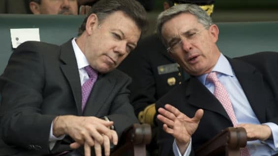 Juan Manuel Santos y Álvaro Uribe. Foto: AFP