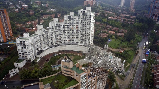 16 días tardaron las autoridades en rescatar los cuerpos de los fallecidos en el derrumbe del edificio. Foto: AFP.