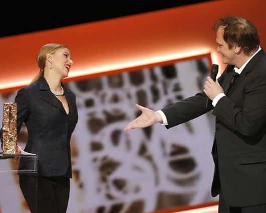 Scarlett Johansson recibiendo el premio de manos de Tarantino. Foto: EFE