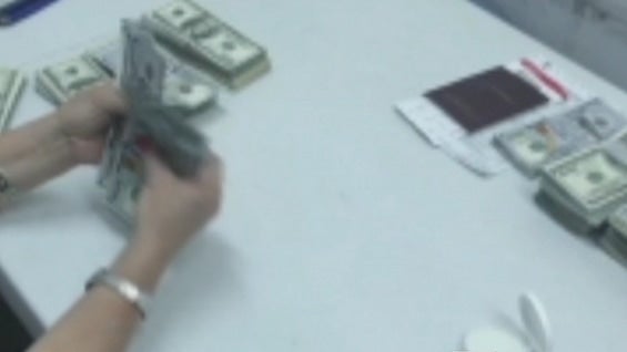 Los detenidos llevaban dinero en efectivo en seis maletas.