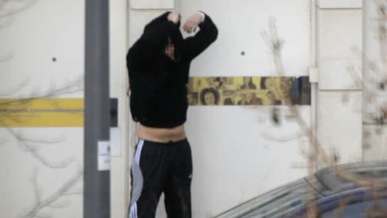 El hombre se quitó la ropa mientras se entregaba a las autoridades francesas. Foto: AFP