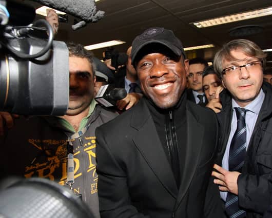 Su llegada a Italia reunió a miles de aficionados en el aeropuerto de Milan. Foto: AFP