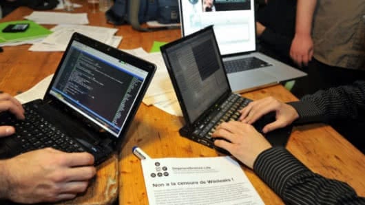 Con software bajado de internet y conocimientos básicos de sistemas cualquiera podría parecer un 'hacker'. Foto: AFP