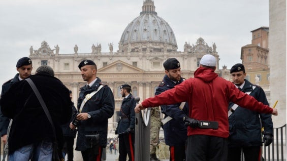 Agentes de seguridad en la entrada de la Plaza de San Pedro. Foto: AFP