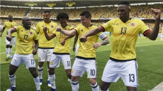 Jugadores de la Selección Colombia celebran después de anotar contra Bolivia durante partido de la eliminatoria sudamericana rumbo al Mundial de Rusia-2018. Foto: AFP.