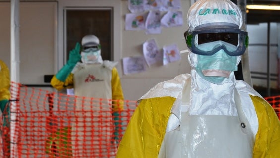 Se calcula que más de 8.000 hombres sobrevivieron al virus en Sierra Leona, Liberia y Guinea. Foto: AFP.