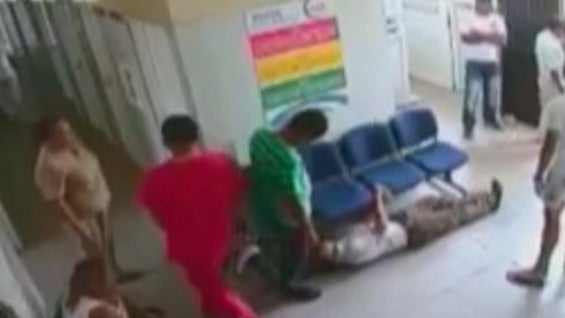 En el video se observa cómo el personal médico no le presta atención al joven. Foto: NoticiasRCN