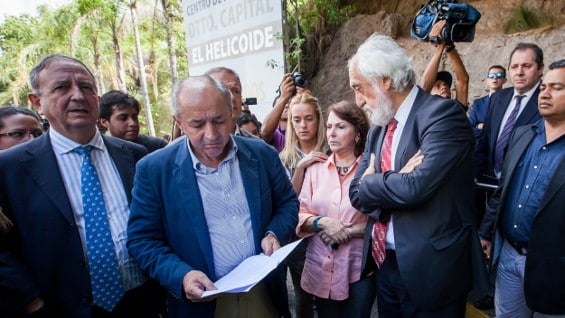 Los senadores esperaron en la puerta del lugar de reclusión de Ceballos, pero no recibieron la autorización para visitarlo. Foto: EFE.