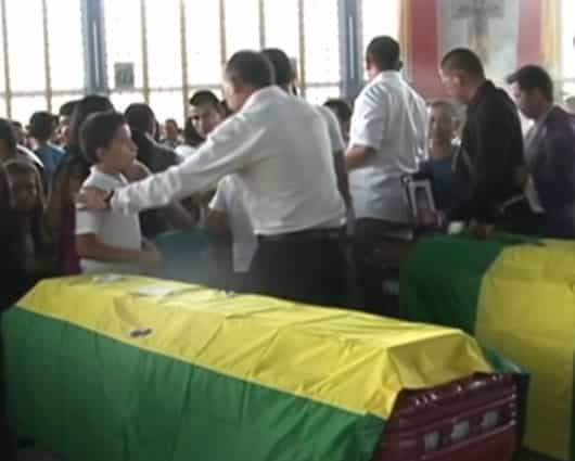 Familiares y estudiantes dieron el último adiós a las jóvenes Juliana Ordoñez y Daniela Cárdenas.