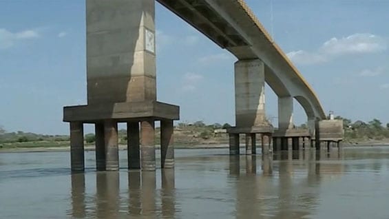 Las columnas que sostienen el puente que comunica Zambrano y Plato evidencian la disminución del río. Foto: Noticias RCN.