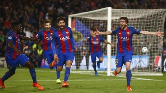 Los jugadores del FC Barcelona Samuel Umtiti, Gerard Piqué, André Gomes y Sergi Roberto celebran el sexto gol del equipo en el Nou Camp. Foto: EFE.