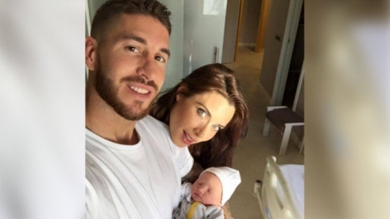 "Primera noche superada. ¡Familia feliz!".