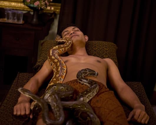 El cliente Feri Tilukay disfruta del particular masaje. Foto: AFP